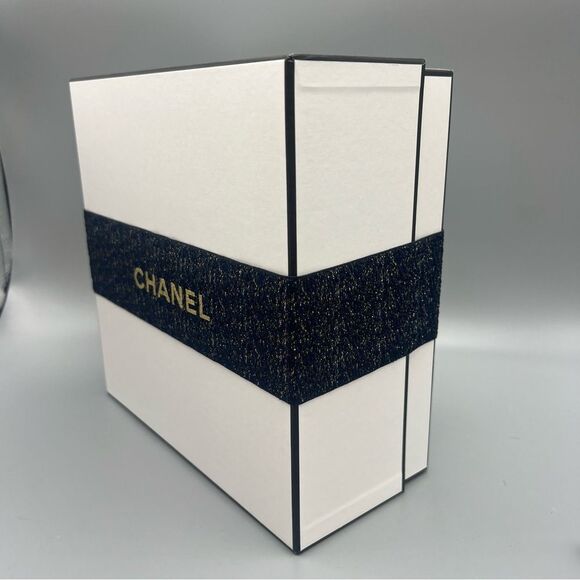 Chanel White Box with Shimmer Ribbon - Picture 2 of 6